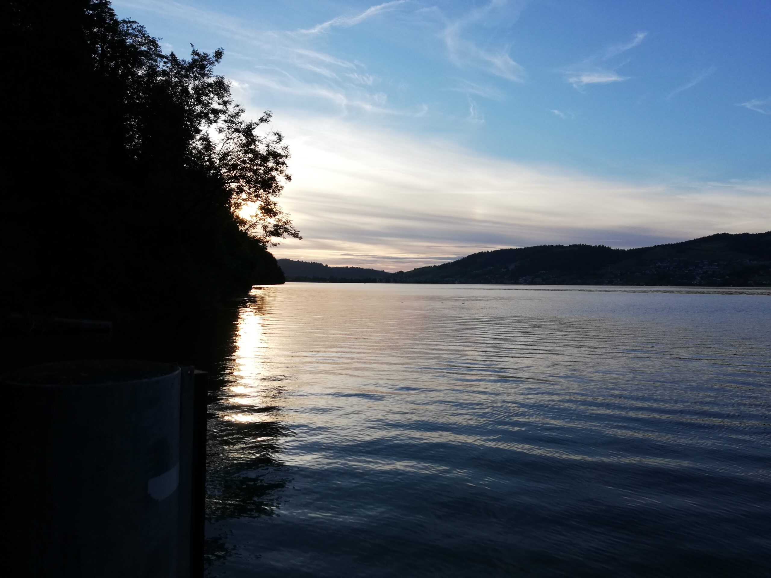 Sonnenuntergang gang über dem Wasser