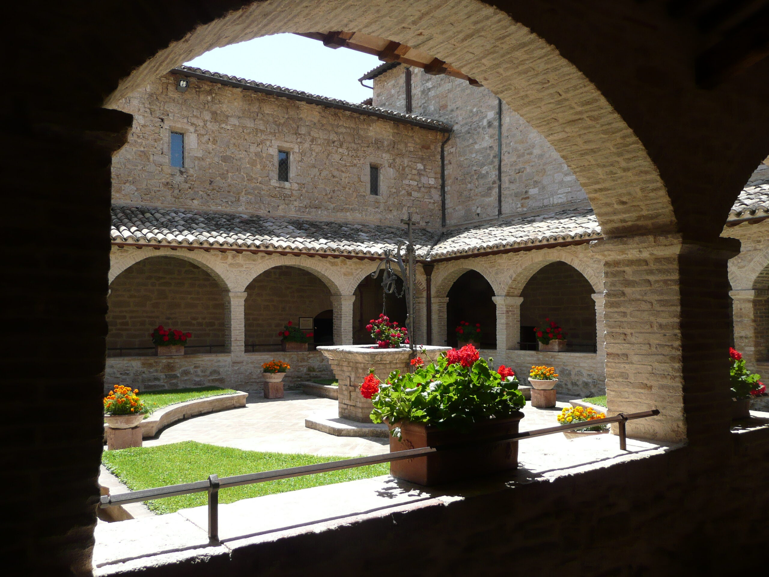 Innenhof des kleinen Klosters San Damiano in Assisi