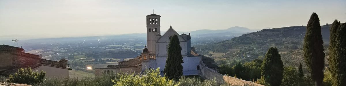 Blick auf die Basilika San Francesco Assisi