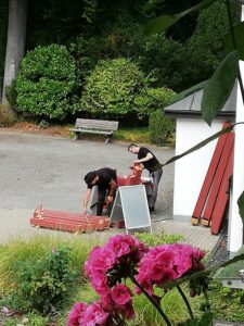 Mitarbeiter der Firma Woehl beim Reinigen der Holzpfeifen