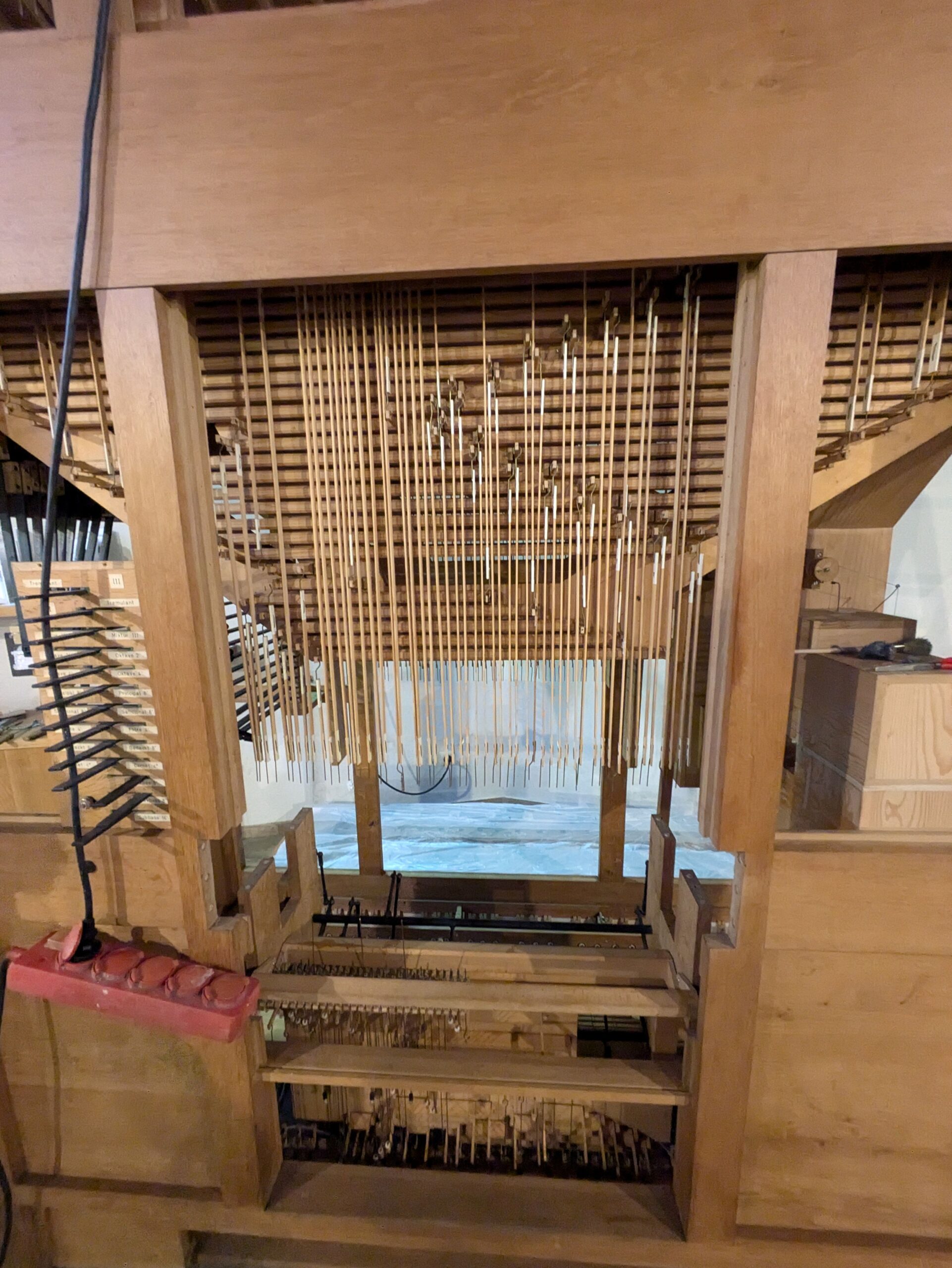 Das leere Gehäuse der Orgel während der Renovation