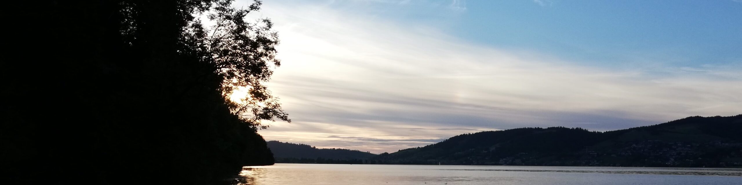 Sonnenuntergang gang über dem Wasser