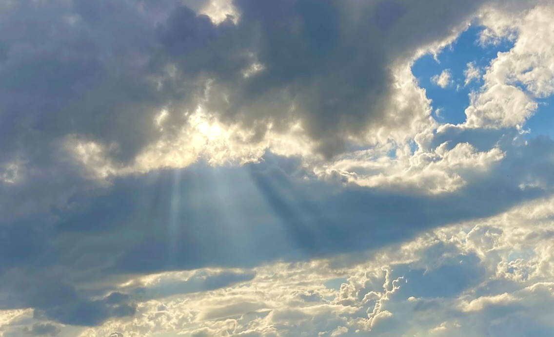 Sonnenstrahlen zwischen Wolken