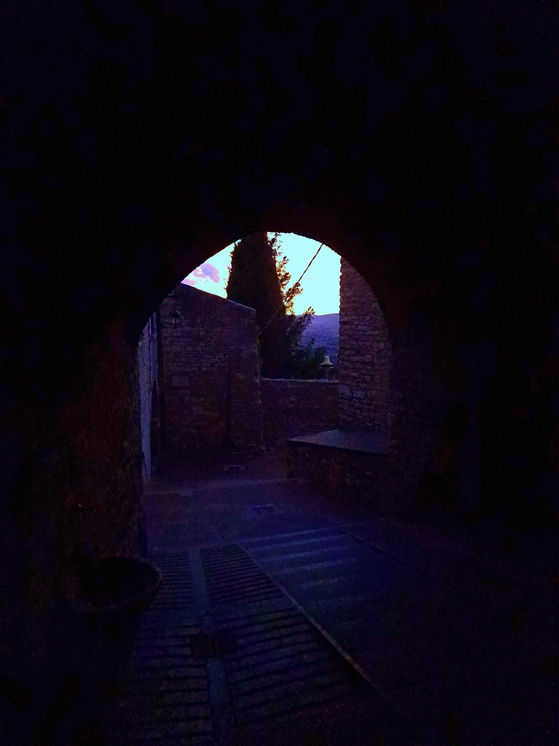 20250914_193151 Blick durche ein Torbogen auf eine Abendstimmung
