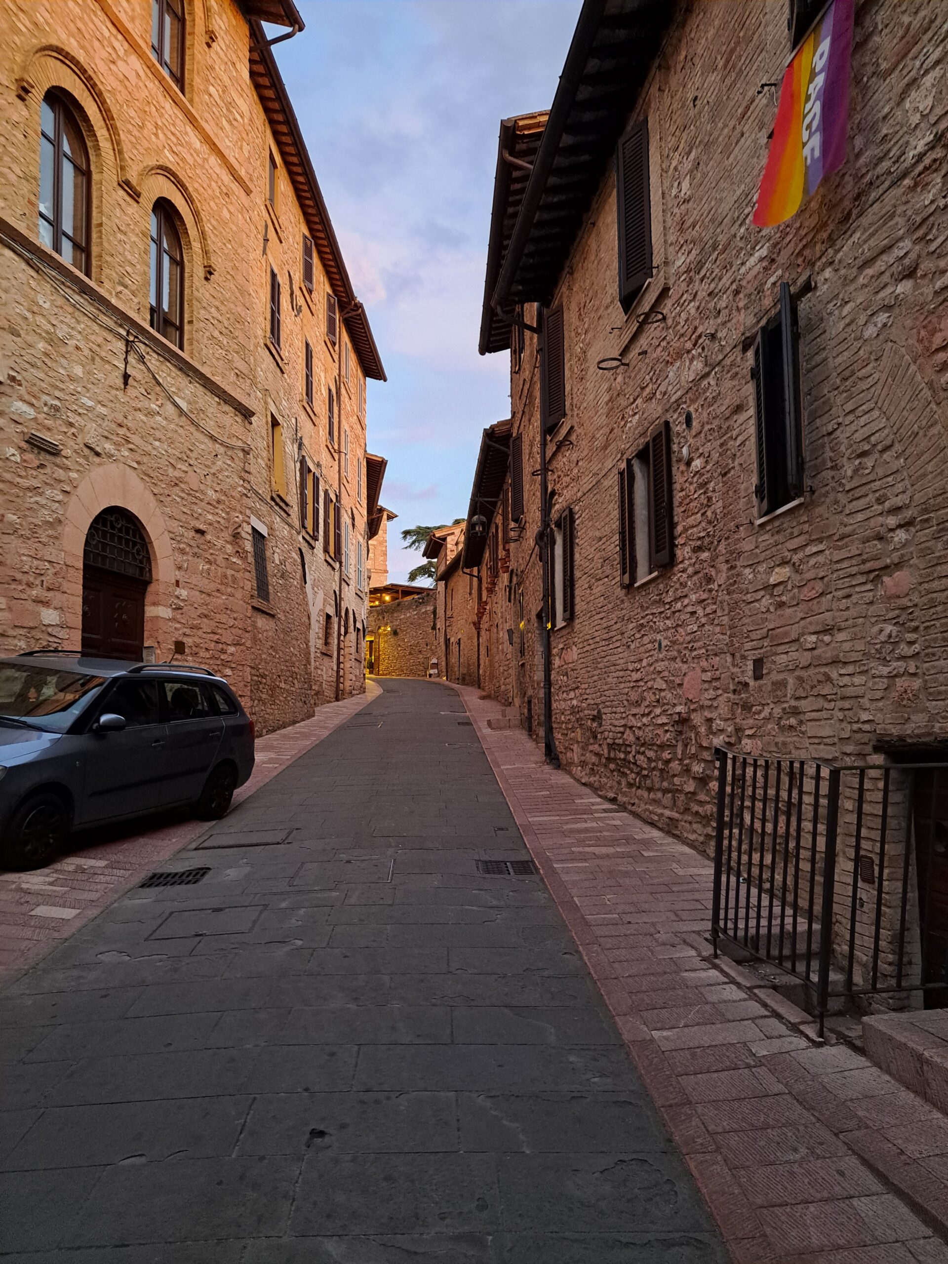 20250914_193208 Straße in Assisi im Abendlicht