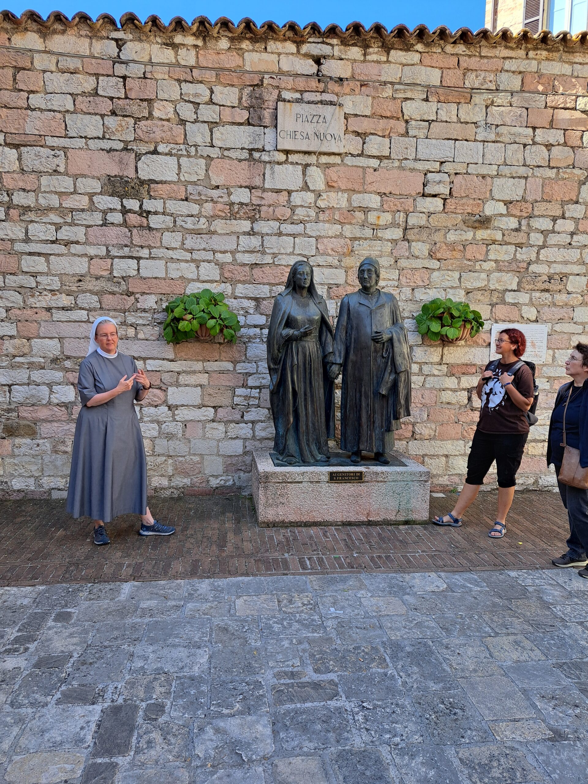 20250915_111627 Standbild der eltern des hl. Franziskus vor der Chiesa nuova in Assisi