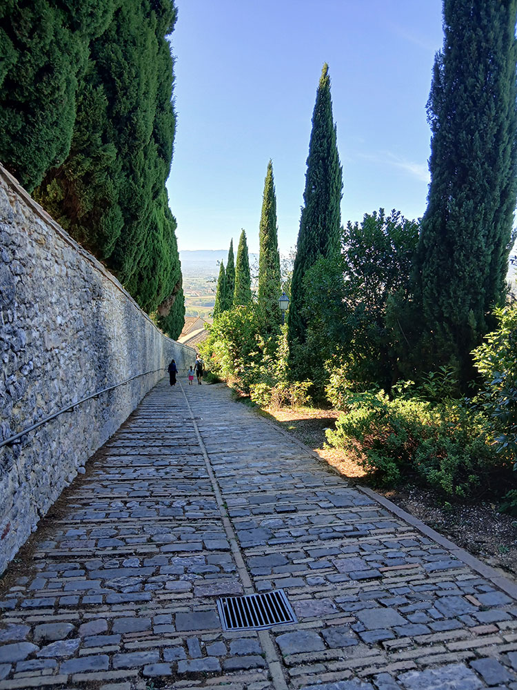 Auf dem Weg von Assisi nach San Damiano Fußweg entlang der Mauer