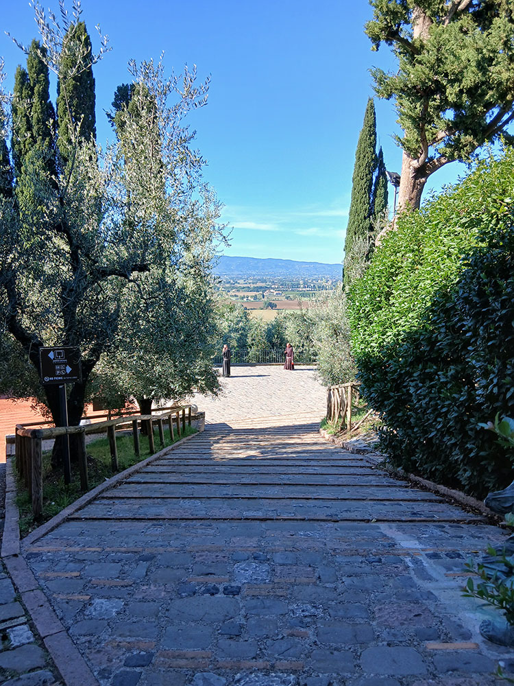 Platz vor San Damiano Blick ins Tal