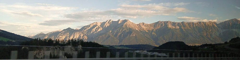 Blick auf die Berge aus fahrendem Bus