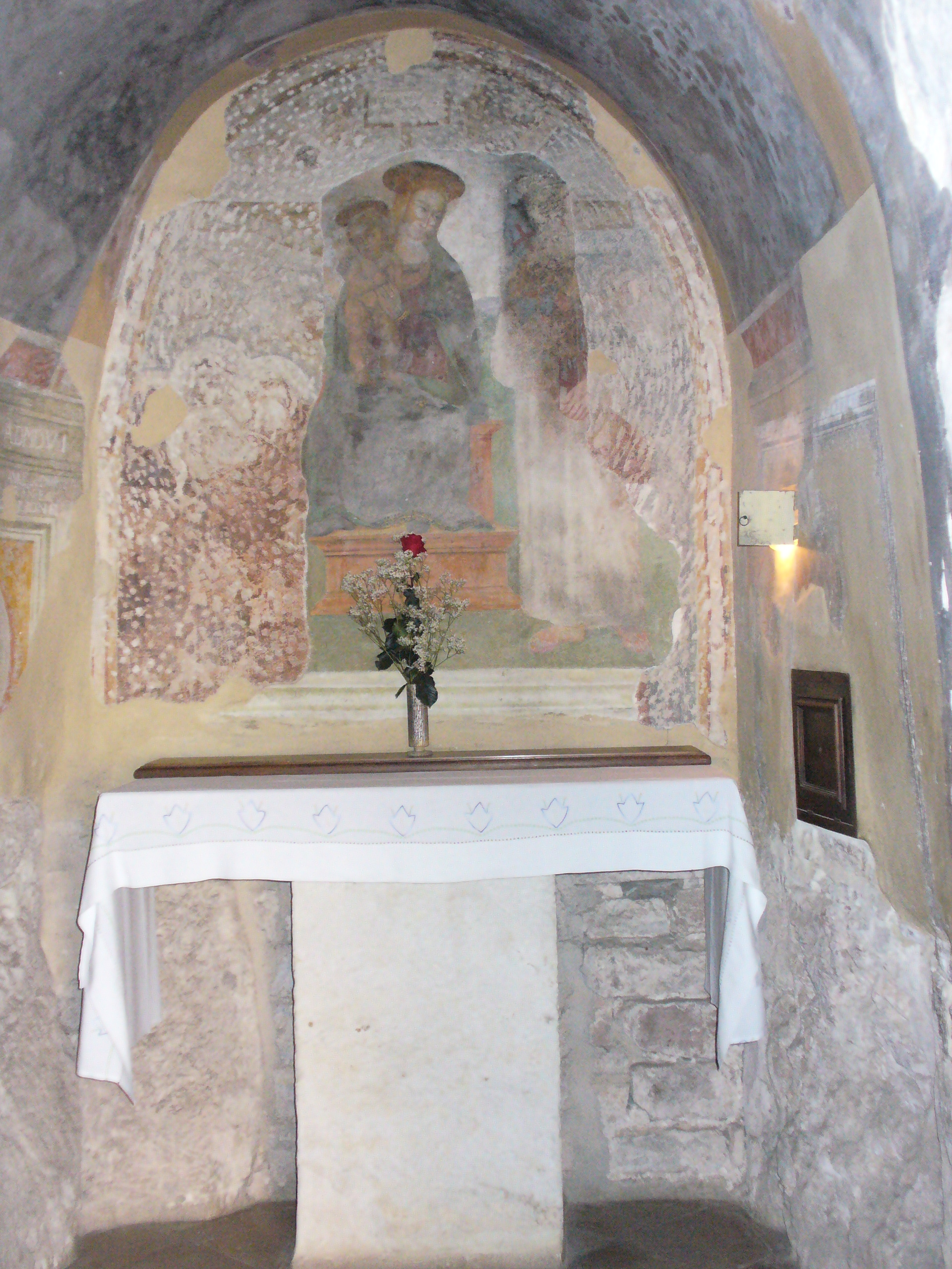 Carceri (18) keine Kirche mit Altar und Marienfresko