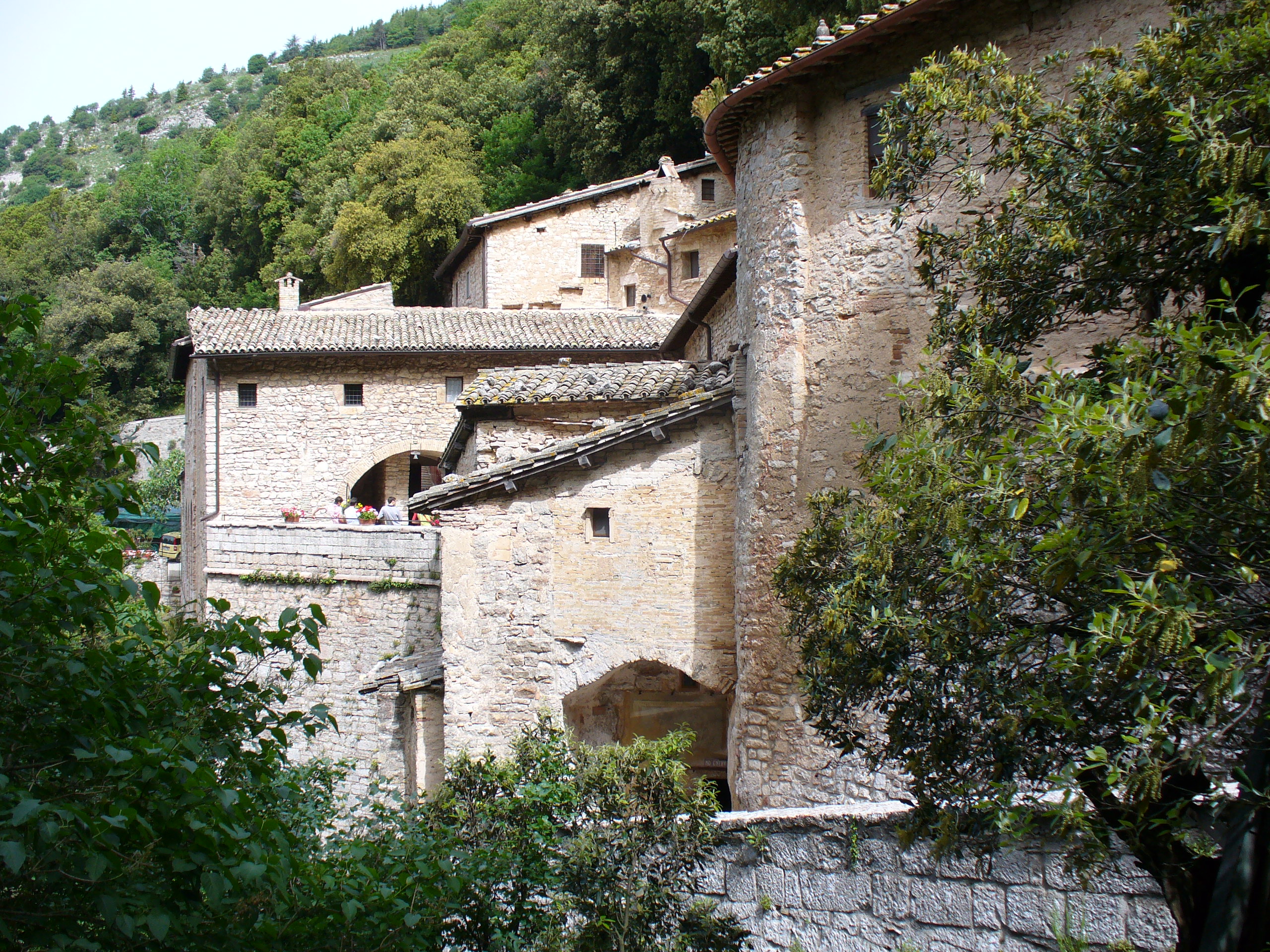 Carceri (32) Gebäude mit Sichtmauerwerk in einem Wald