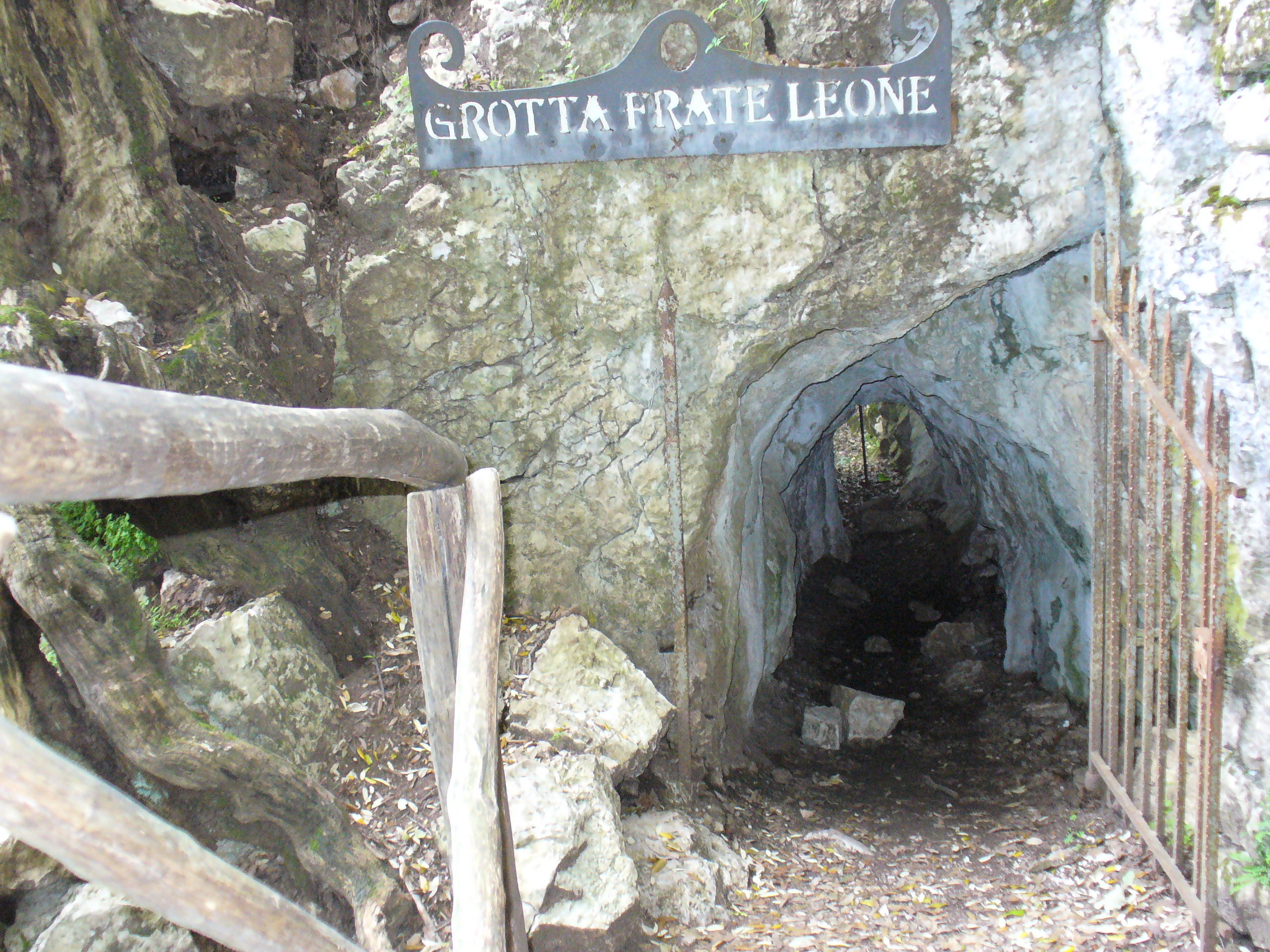 Carceri (38) Höhleneingang imt der Schrift Grotta di Frate Leone