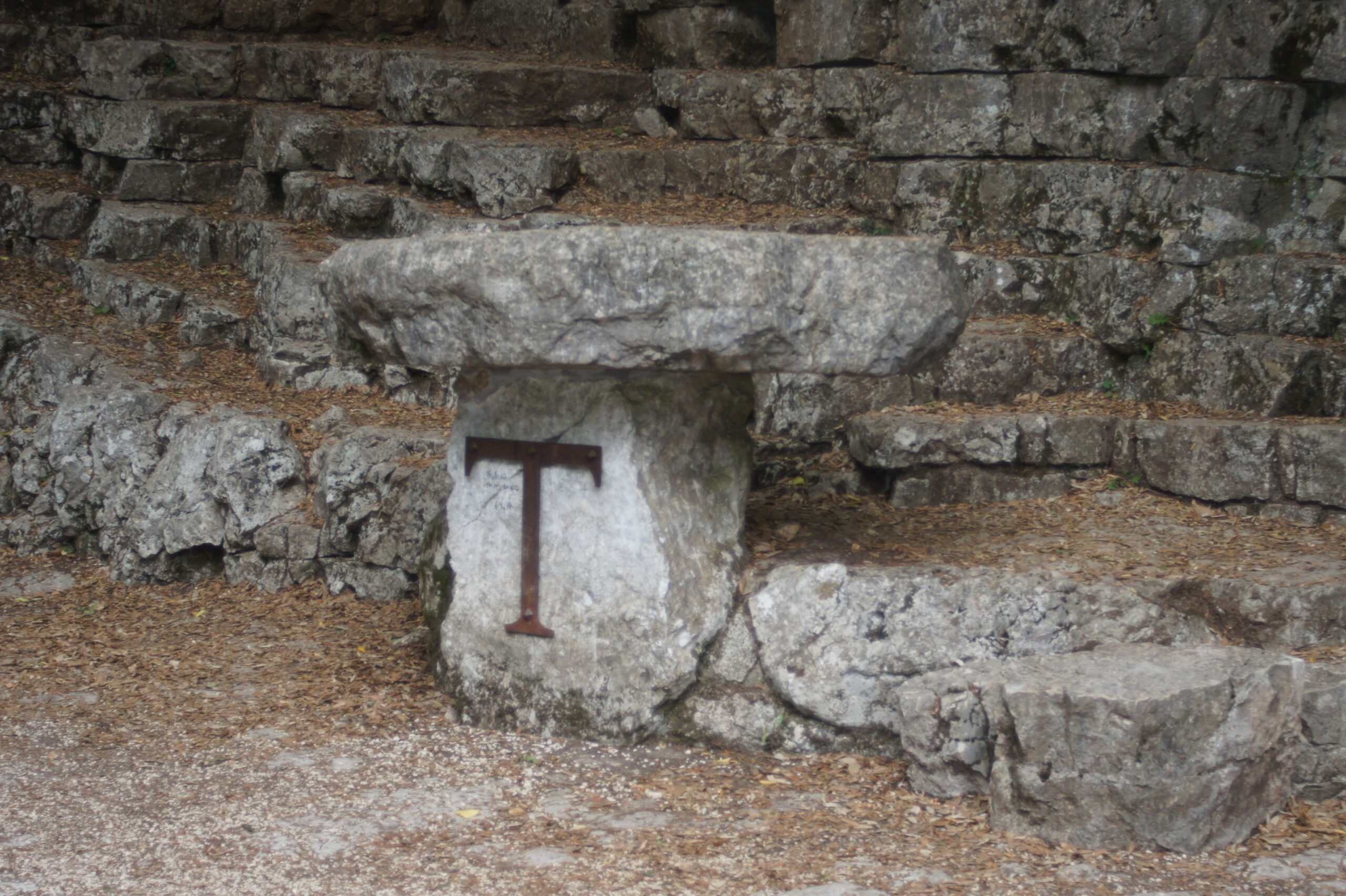 Carceri 3 Ein Altar aus zwei Felsblöcken