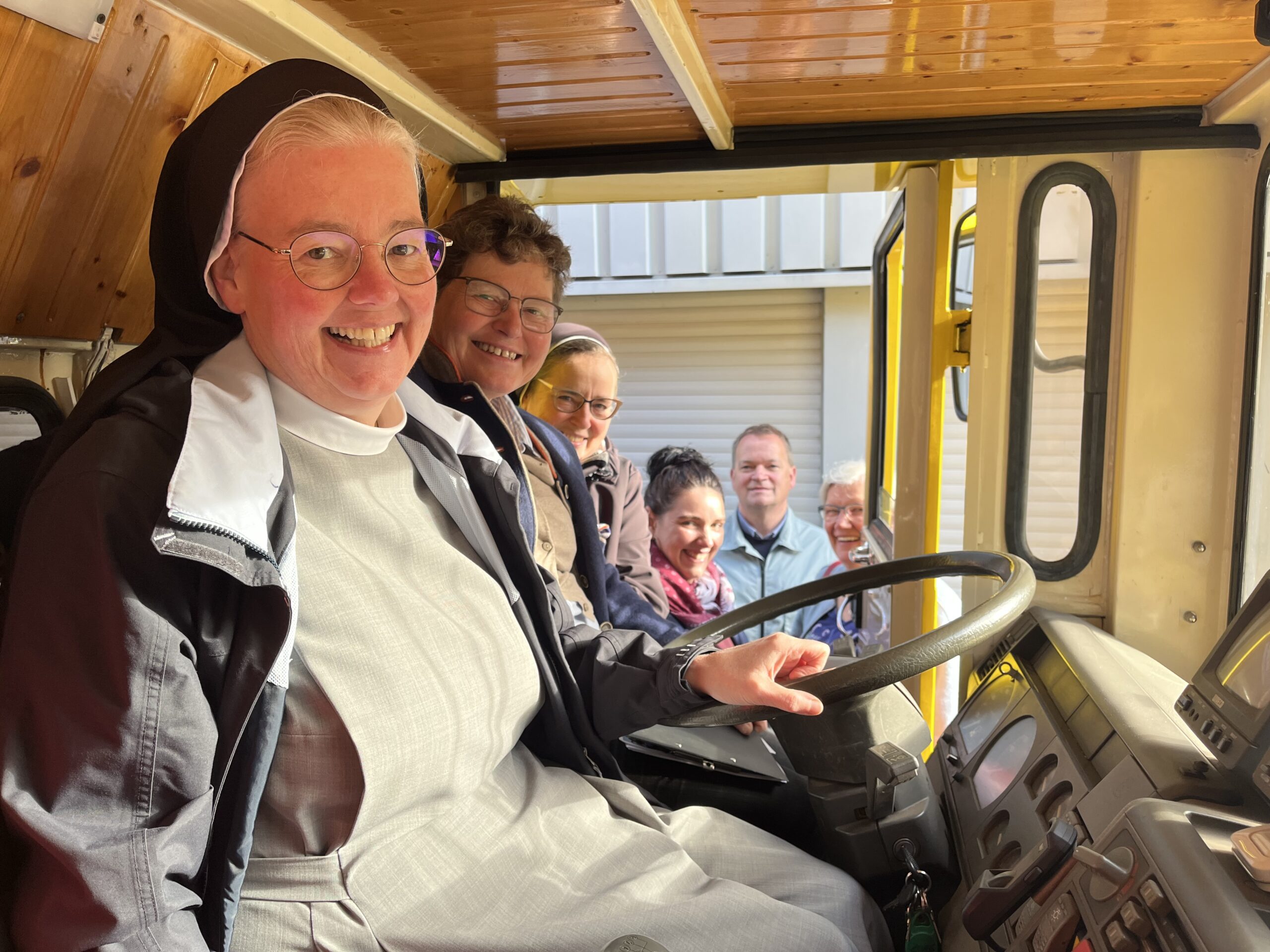 Ein Gruppe Personen in einem Bus