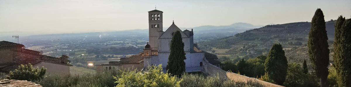 Blick auf die Basilika San Francesco Assisi