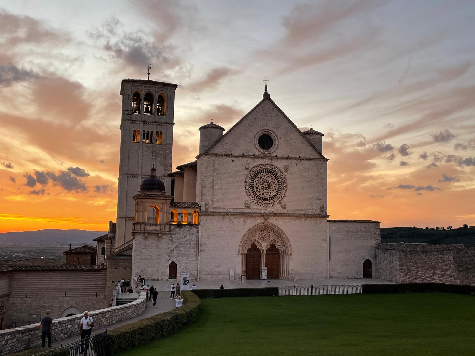 IMG-20250914-WA0003 Basilika San Francesco in Assisi im Abendlicht