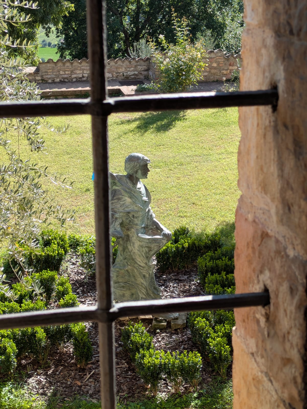 IMG-20250915-WA0053(1) Statue des Sähmanns im Garten von San Damiano