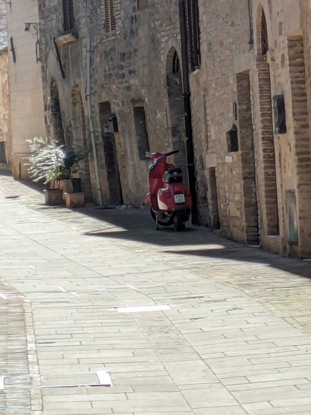 IMG-20250915-WA0057(2) Eine Vespa in einer Staße in Assisi