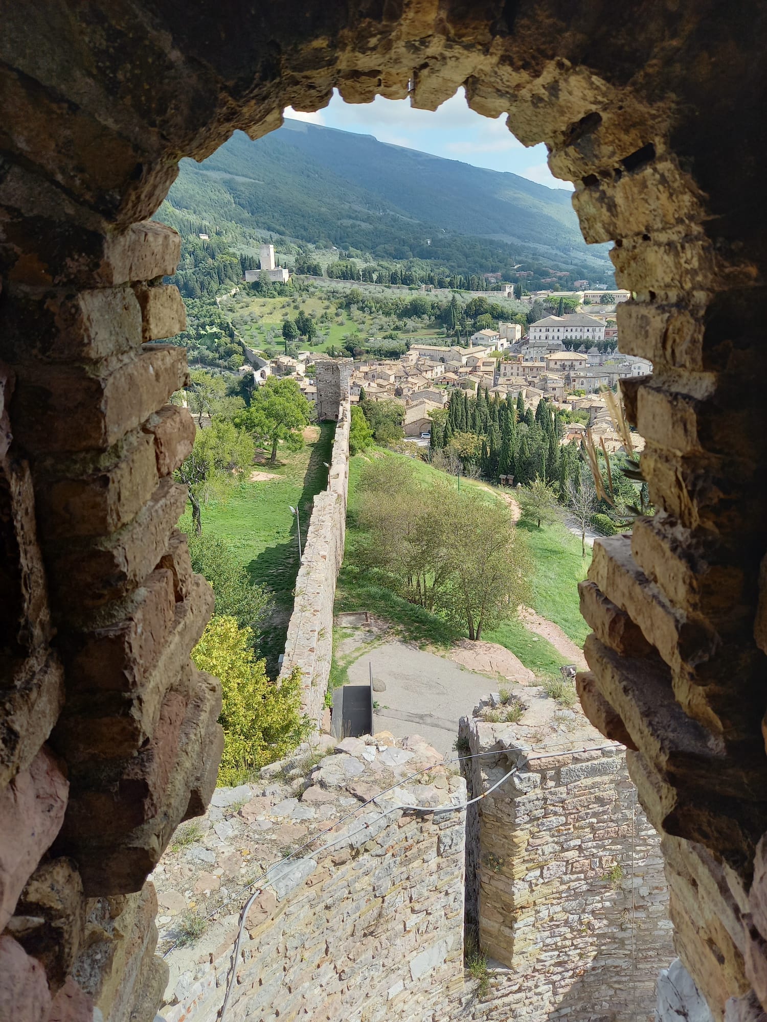 IMG-20250916-WA0016 Blick aus einer Schießscharte auf Assisi
