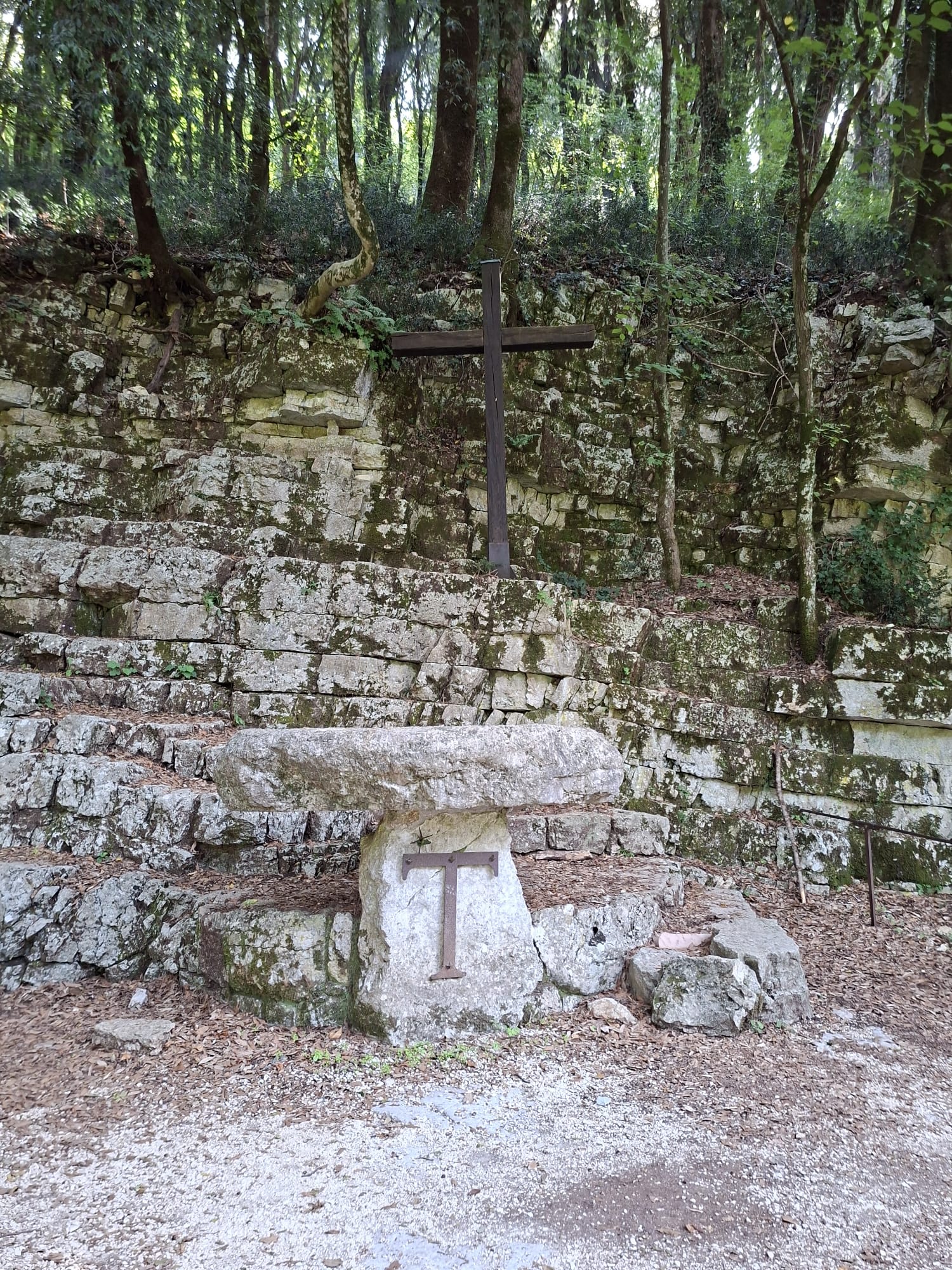 IMG-20250917-WA0034 Altar mit Tau vor Felswand