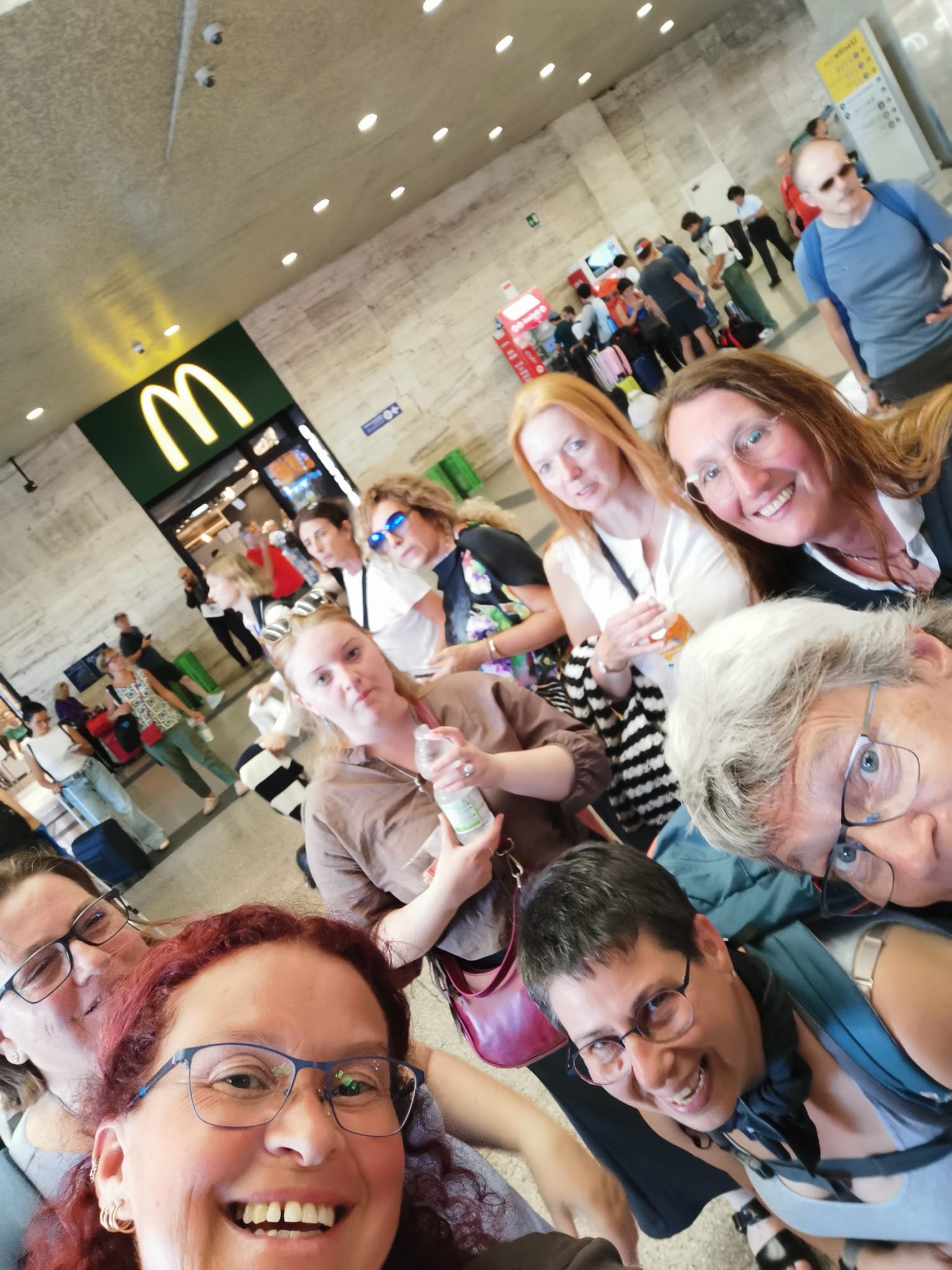 Selfie mit vielen Personen vor einem MacDonaldsschild