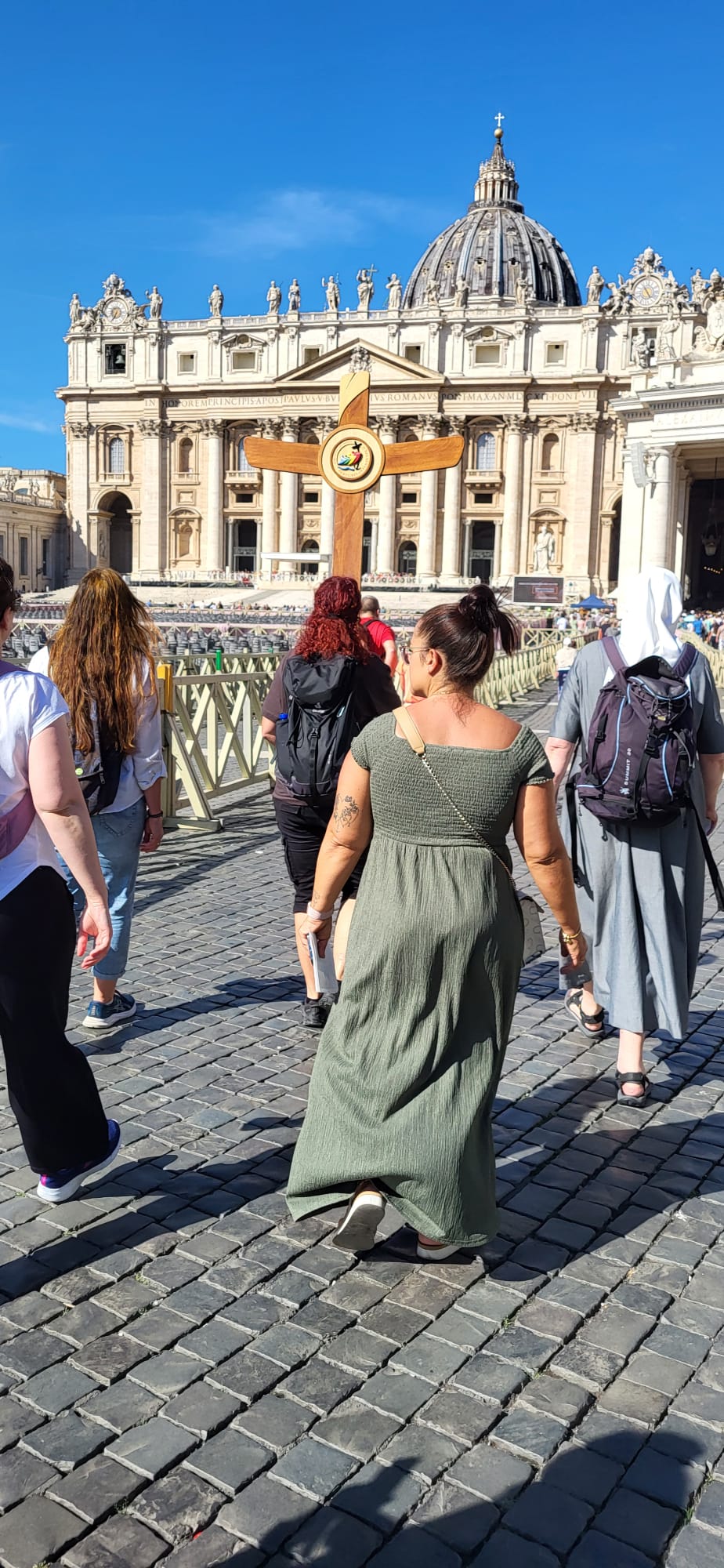 Personen auf dem Weg richtung Petersdom