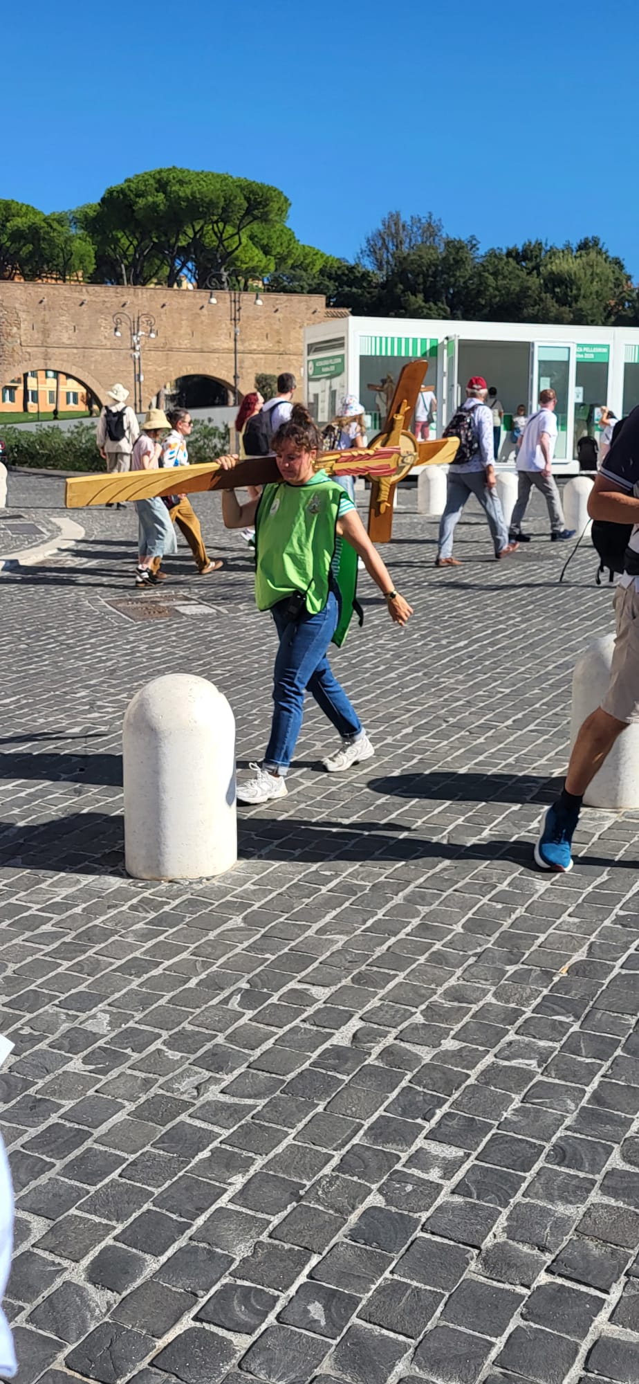 Eine Freiwillige des Heilgen Jahres trägt das Kreuz auf der Schulter