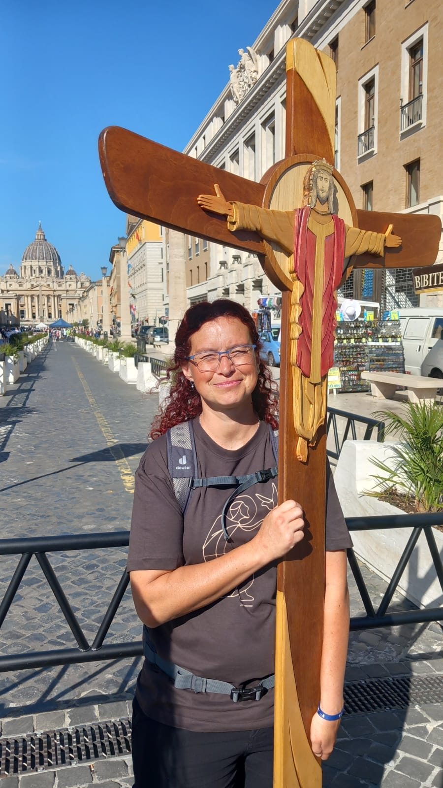Person mit dem Kreuz des heilgen Jahres