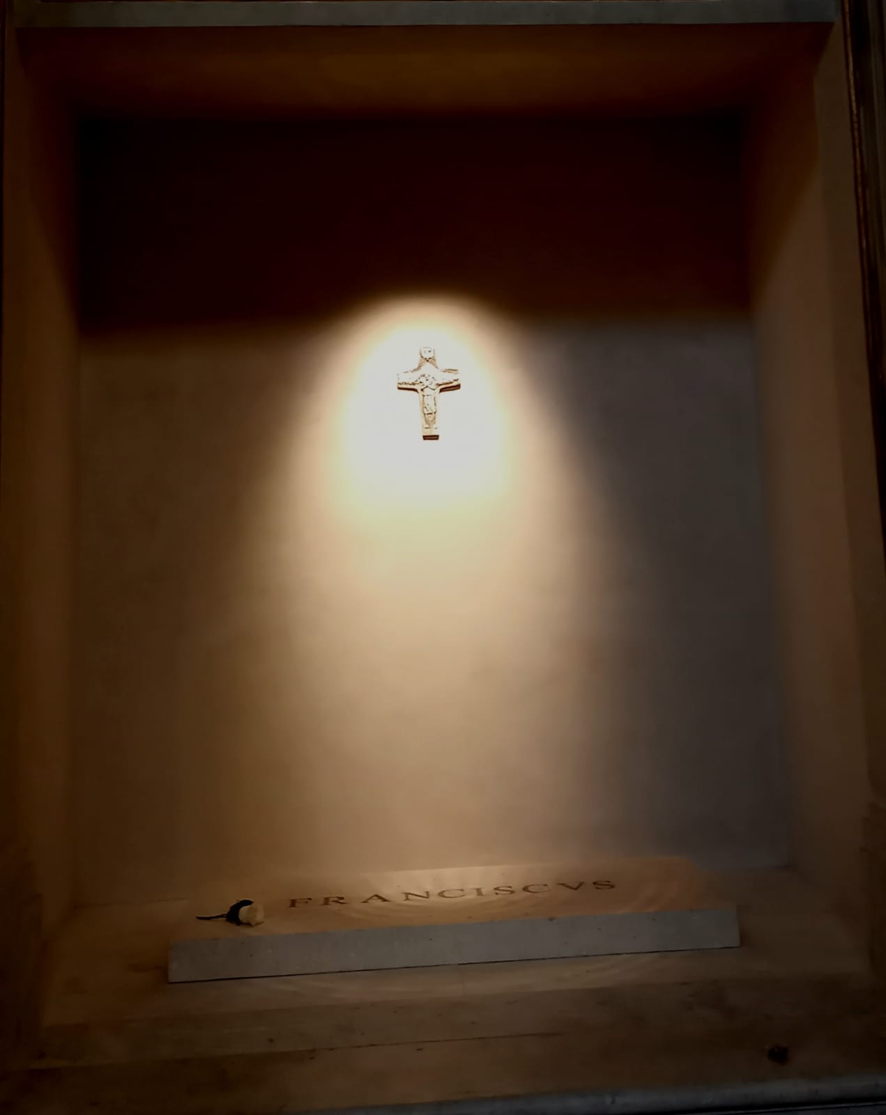 Grab von Papst Franziskus, das Kreuz ist das Licht bildet einen Kreis um Kreuz und Grabplatte