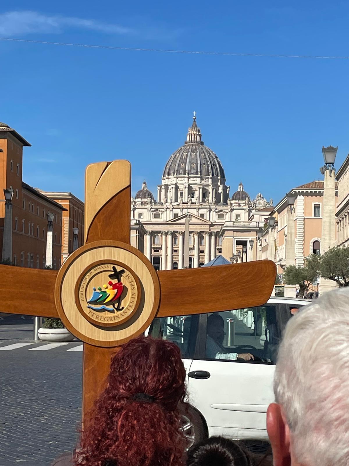 Kreuz des Heiligen Jahres, im Hintergrund siehr man den Petersdom