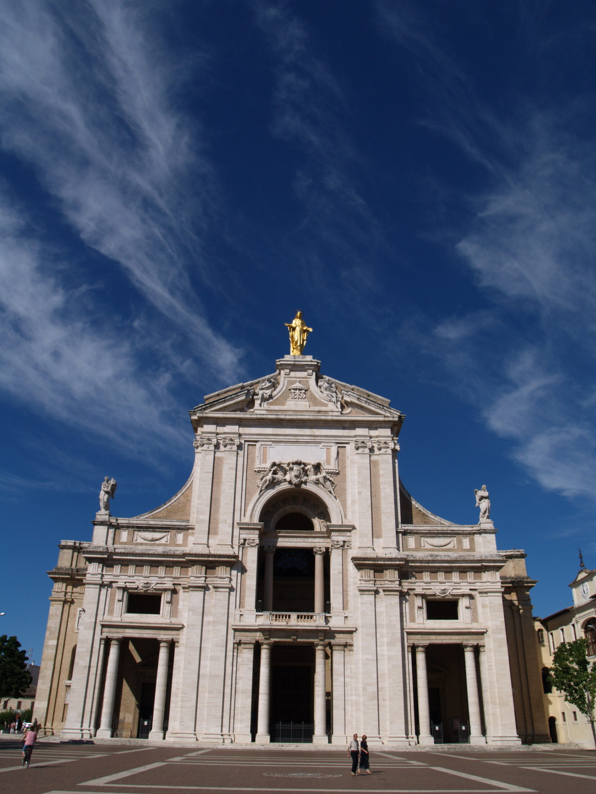 S. Maria degli Angeli Kichenfassade aus weißem Sandstein vor blauem Himmel. Basilika S. Maria degli Angeli