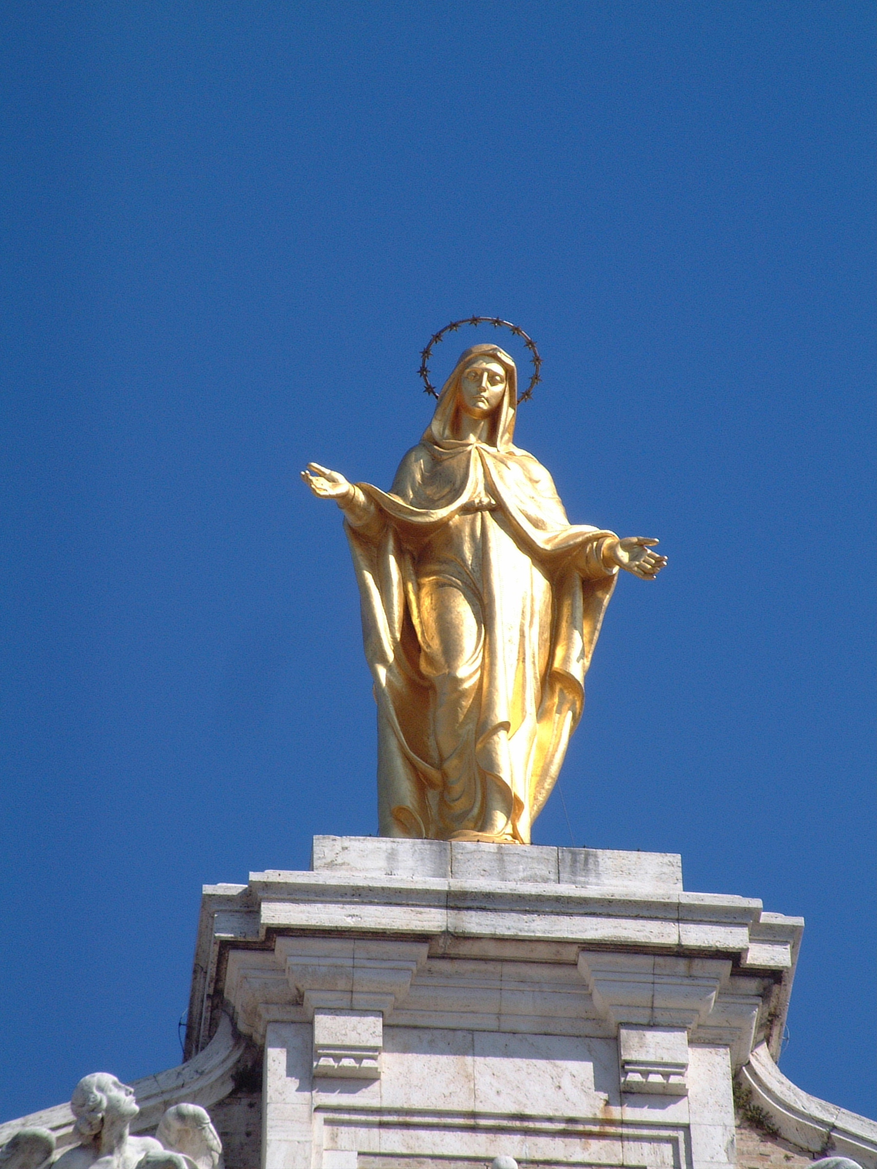 St. Maria degli Angeli (6) Marienstatue die die Hände ausbreitet. Basilika S. Maria degli Angeli