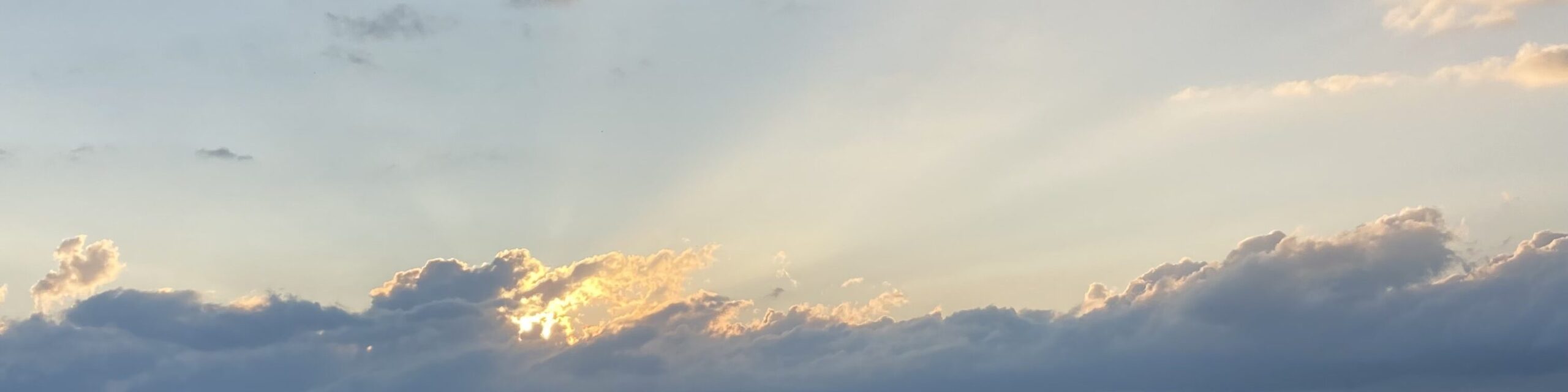 Sonnenuntergang zwischen den Wolken
