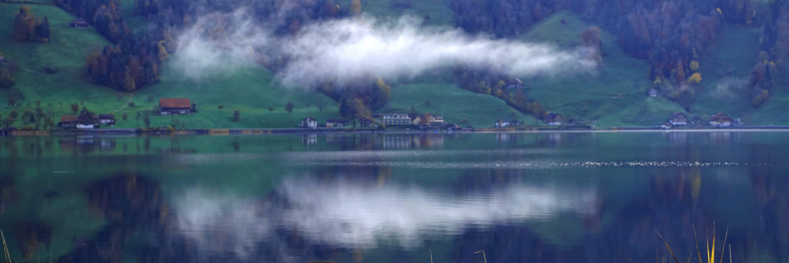 Wolkenspiegelung auf See