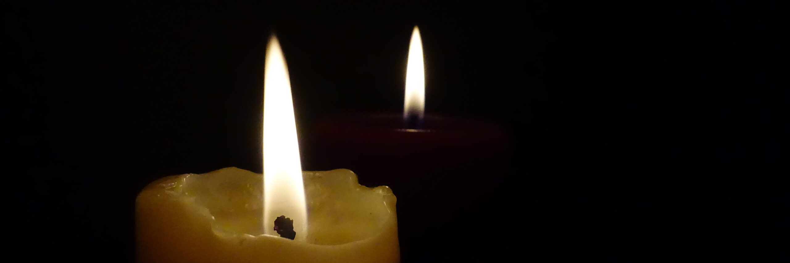 DSC00707 Kerzenflammen im Dunkeln