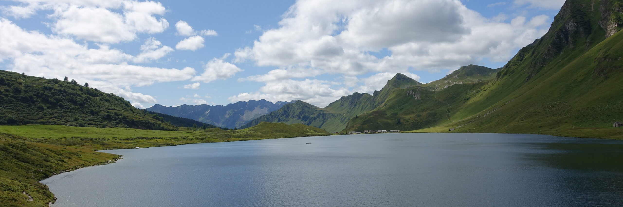 Ritomsee mit Berggipfeln im Hintergrund